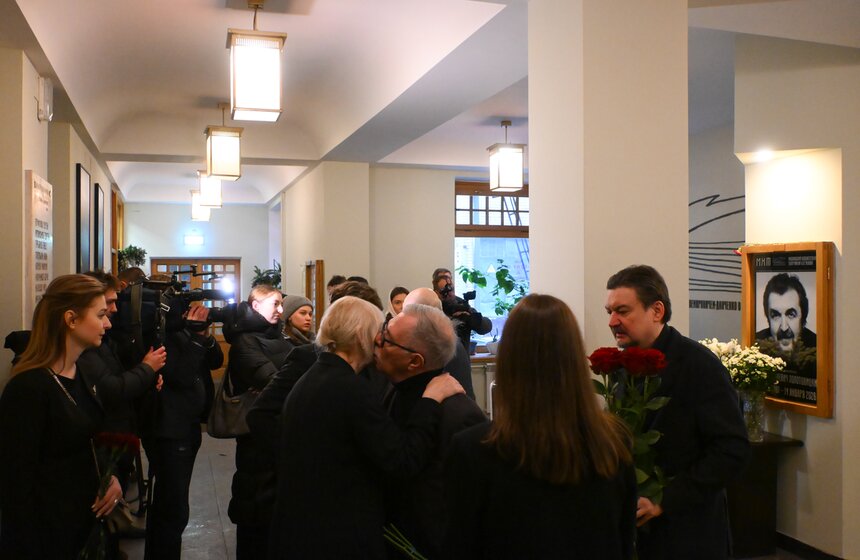 Прощание с актером Игорем Золотовицким состоялось в театре МХТ имени Чехова 4 фото