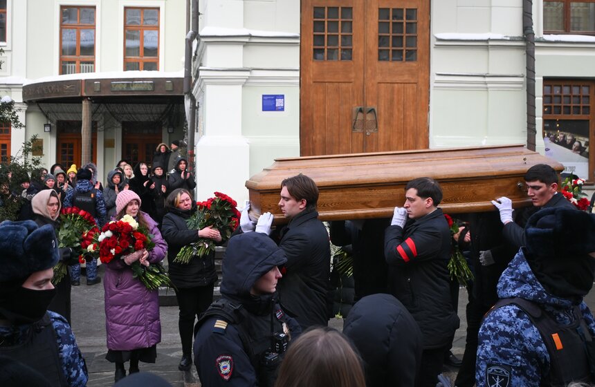 Прощание с актером Игорем Золотовицким состоялось в театре МХТ имени Чехова 34 фото