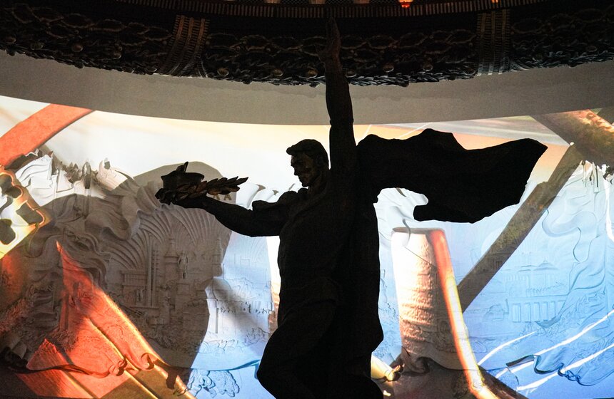 Выставка "Дорога жизни" о подвиге военных шоферов открылась в Музее Победы 1 фото