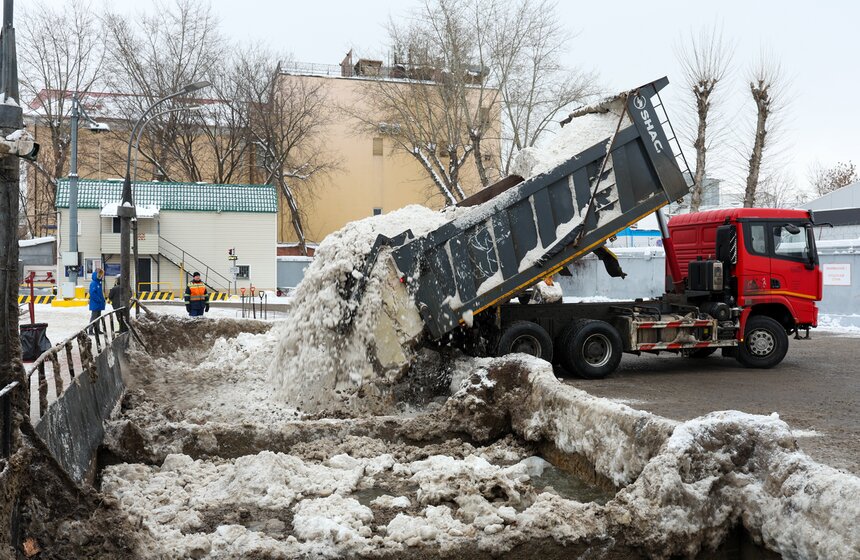 Сугробы в Москве вывезли на снегоплавильные пункты 9 фото