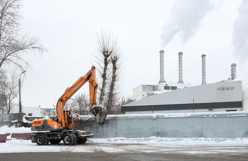 Сугробы в Москве вывезли на снегоплавильные пункты 11 фото