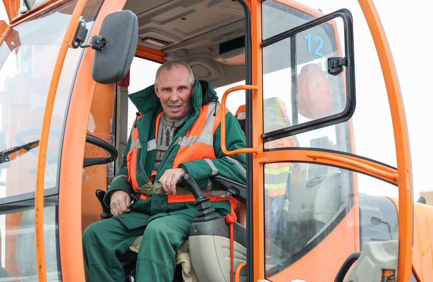 Сугробы в Москве вывезли на снегоплавильные пункты 6 фото