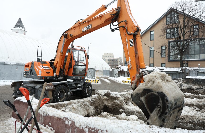 Сугробы в Москве вывезли на снегоплавильные пункты 7 фото
