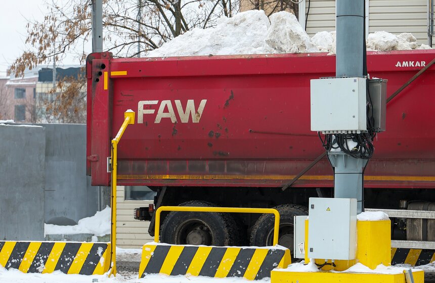 Сугробы в Москве вывезли на снегоплавильные пункты 14 фото