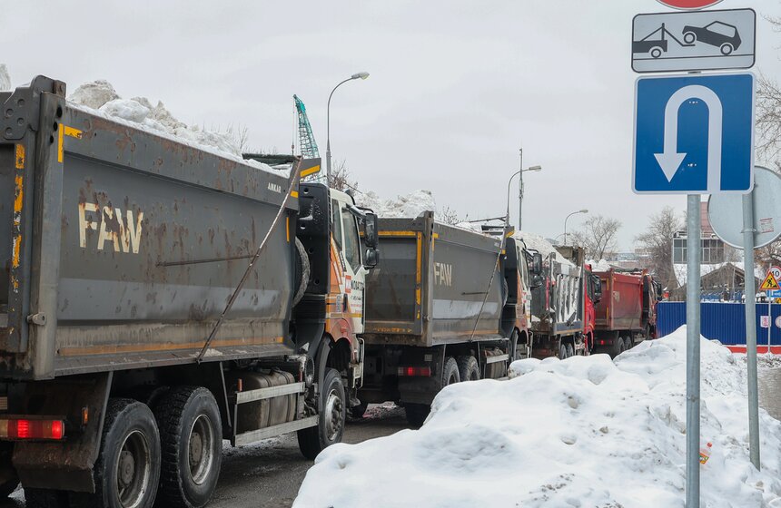 Сугробы в Москве вывезли на снегоплавильные пункты 1 фото