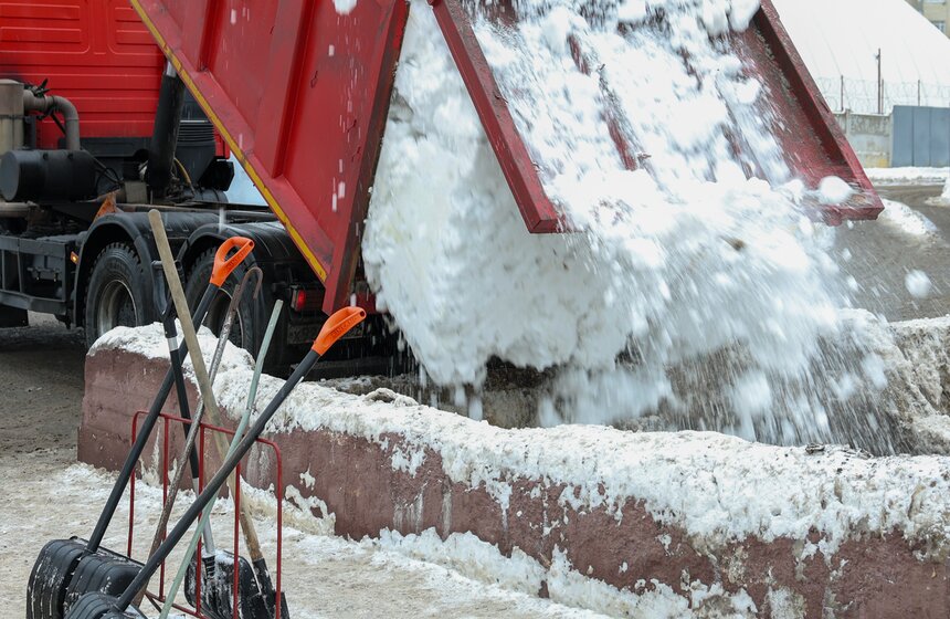 Сугробы в Москве вывезли на снегоплавильные пункты 17 фото
