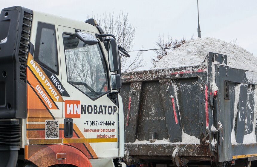 Сугробы в Москве вывезли на снегоплавильные пункты 12 фото