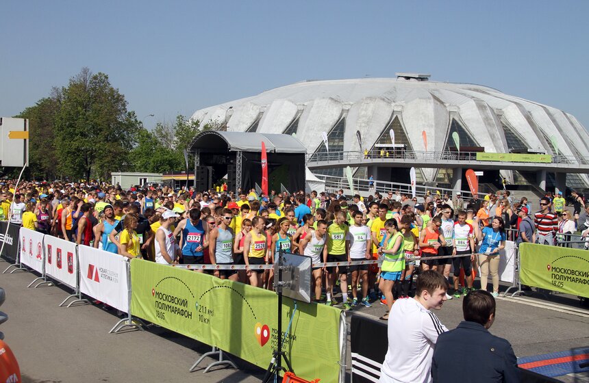 В столице провели "Московский полумарафон" 11 фото