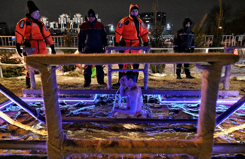 Крещенские купания прошли в Москве 8 фото