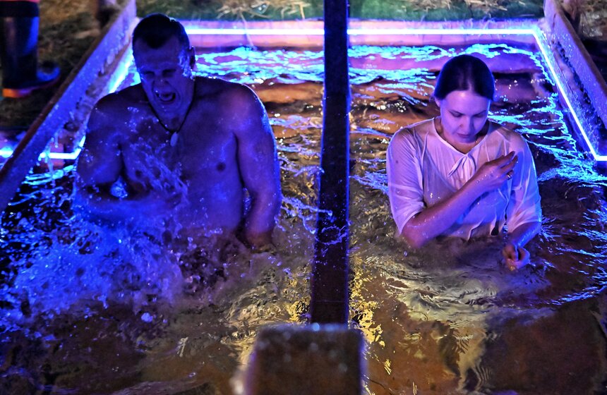 Крещенские купания прошли в Москве 20 фото