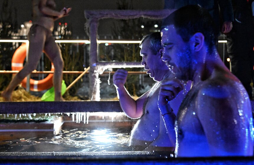 Крещенские купания прошли в Москве 13 фото