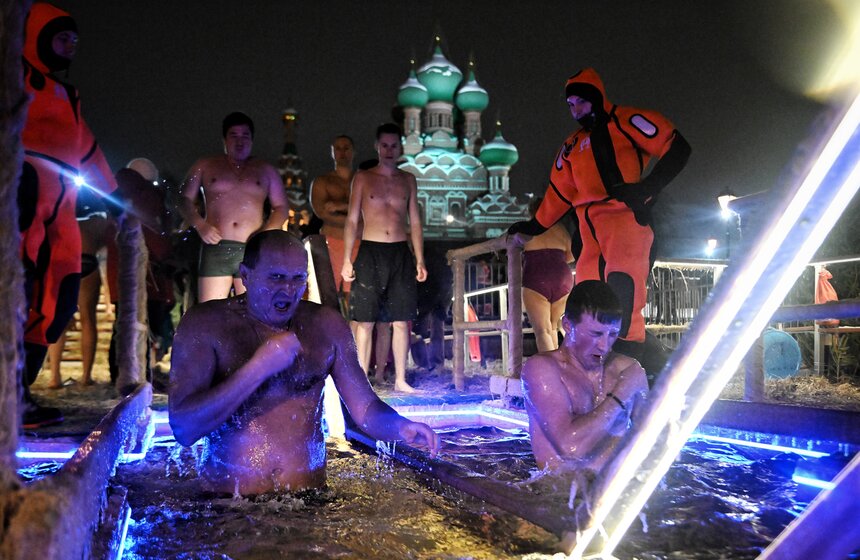 Крещенские купания прошли в Москве 12 фото