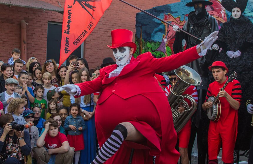 Ночной театральный карнавал прошел в ЦСИ "Винзавод" 20 фото