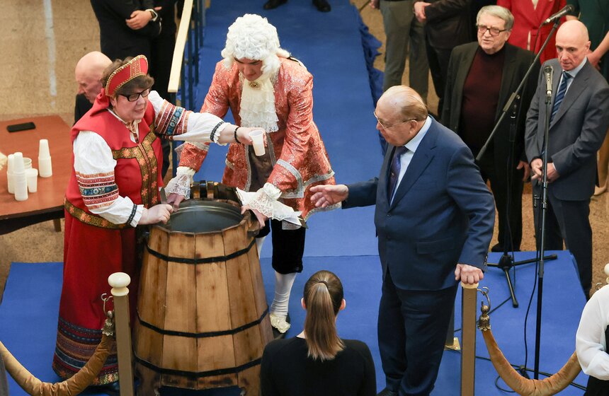 В МГУ состоялась церемония розлива медовухи в честь Дня студента 16 фото