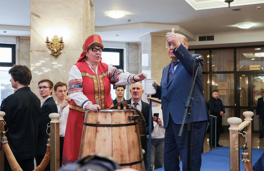 В МГУ состоялась церемония розлива медовухи в честь Дня студента 17 фото