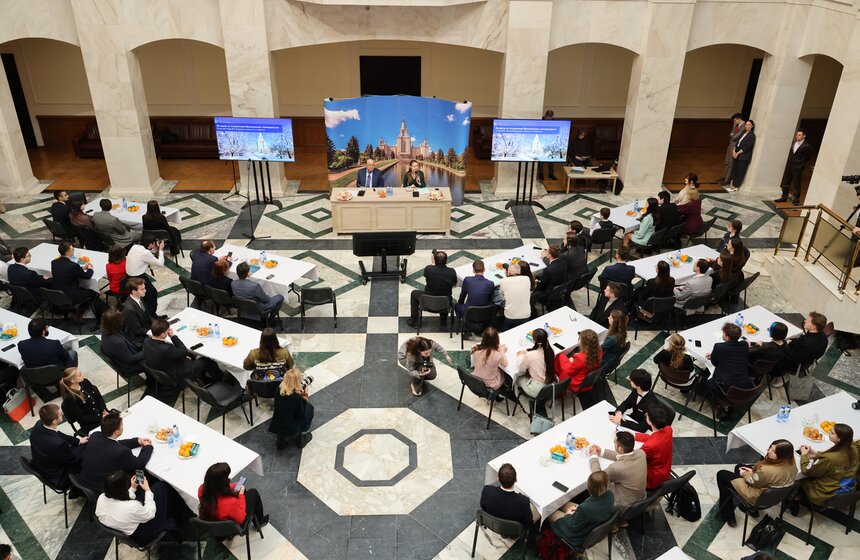 В МГУ состоялась церемония розлива медовухи в честь Дня студента 5 фото