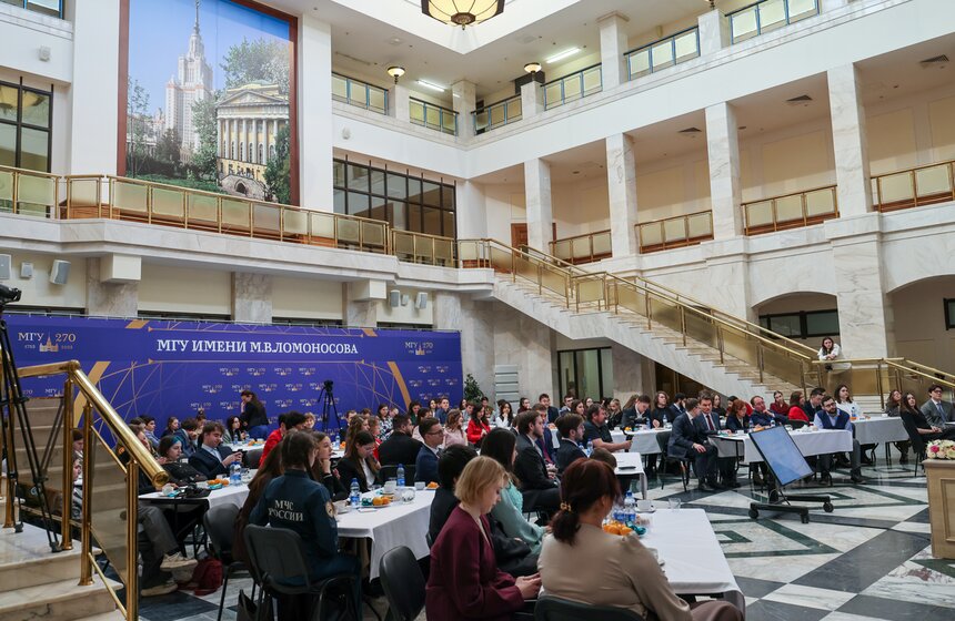 В МГУ состоялась церемония розлива медовухи в честь Дня студента 12 фото