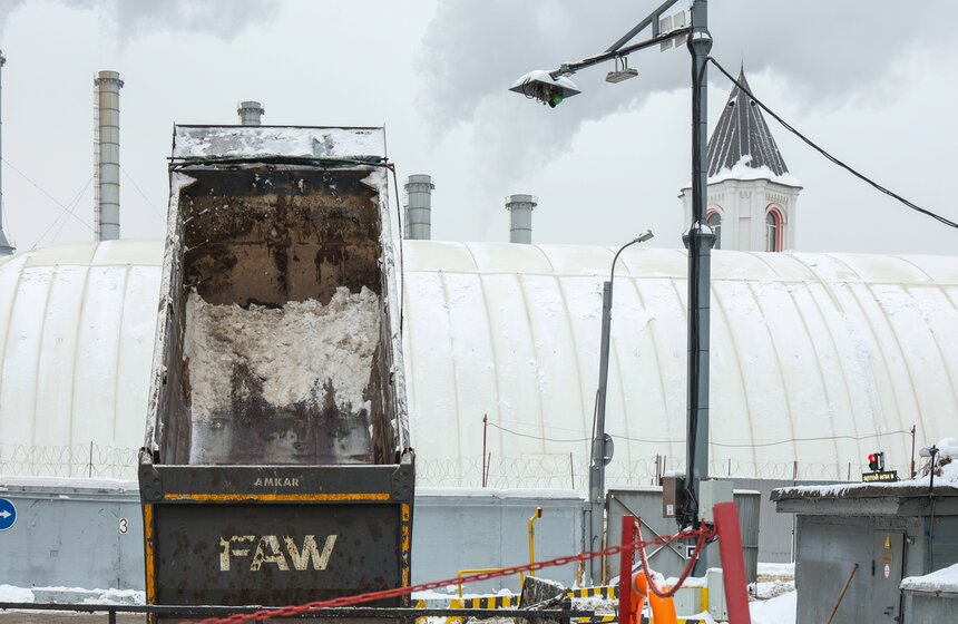 Сугробы в Москве вывезли на снегоплавильные пункты 10 фото