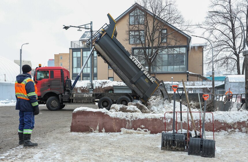Сугробы в Москве вывезли на снегоплавильные пункты 16 фото