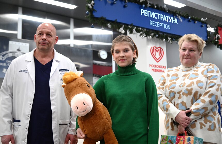 Школьница посетила экскурсию в НИИ имени Склифосовского в рамках акции "Добрая елка" 20 фото