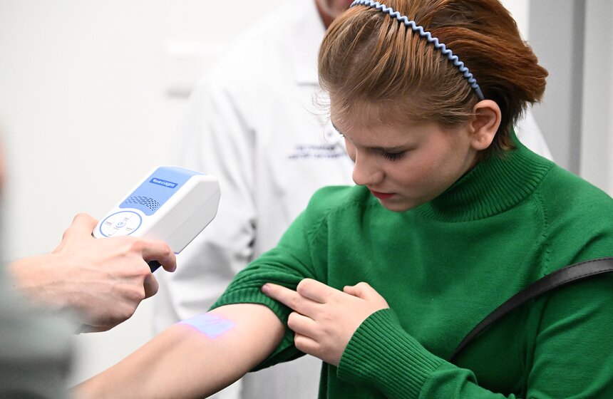 Школьница посетила экскурсию в НИИ имени Склифосовского в рамках акции "Добрая елка" 12 фото