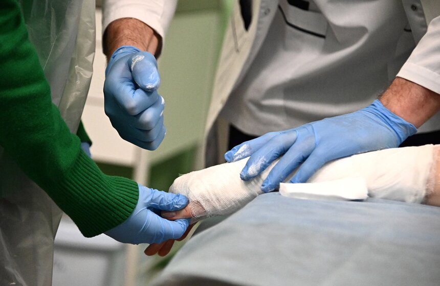 Школьница посетила экскурсию в НИИ имени Склифосовского в рамках акции "Добрая елка" 15 фото