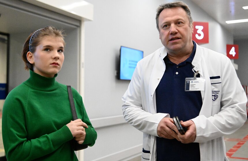 Школьница посетила экскурсию в НИИ имени Склифосовского в рамках акции "Добрая елка" 6 фото