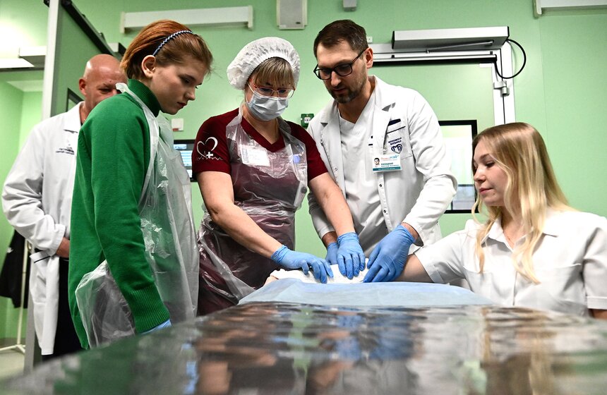 Школьница посетила экскурсию в НИИ имени Склифосовского в рамках акции "Добрая елка" 14 фото