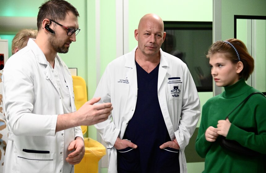 Школьница посетила экскурсию в НИИ имени Склифосовского в рамках акции "Добрая елка" 13 фото