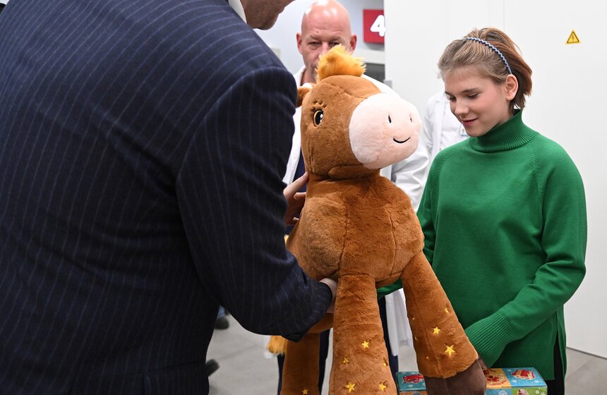 Школьница посетила экскурсию в НИИ имени Склифосовского в рамках акции "Добрая елка" 19 фото