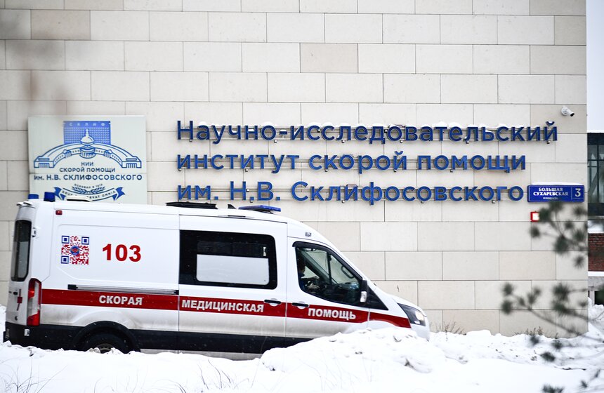 Школьница посетила экскурсию в НИИ имени Склифосовского в рамках акции "Добрая елка" 1 фото