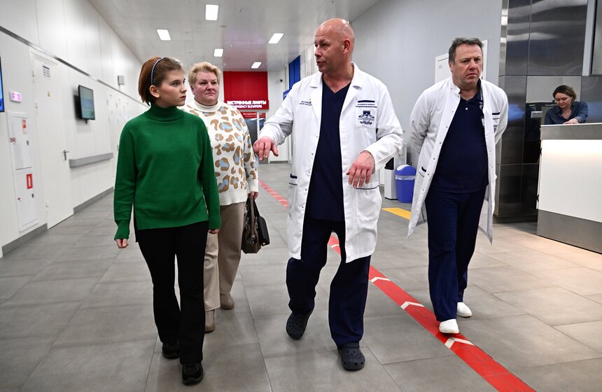 Школьница посетила экскурсию в НИИ имени Склифосовского в рамках акции "Добрая елка" 18 фото