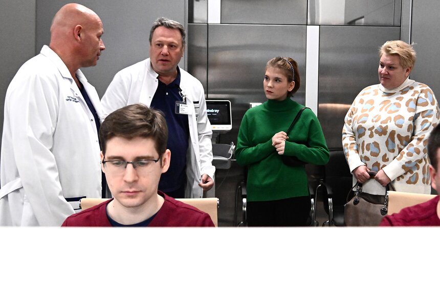 Школьница посетила экскурсию в НИИ имени Склифосовского в рамках акции "Добрая елка" 7 фото