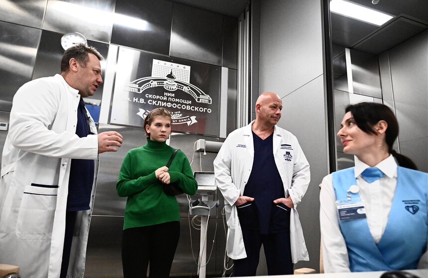 Школьница посетила экскурсию в НИИ имени Склифосовского в рамках акции "Добрая елка" 8 фото