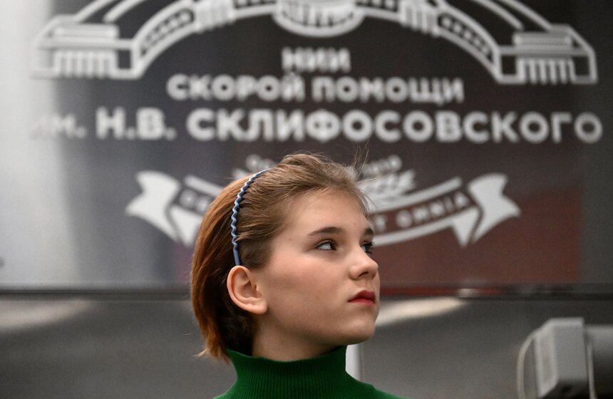 Школьница посетила экскурсию в НИИ имени Склифосовского в рамках акции "Добрая елка" 3 фото