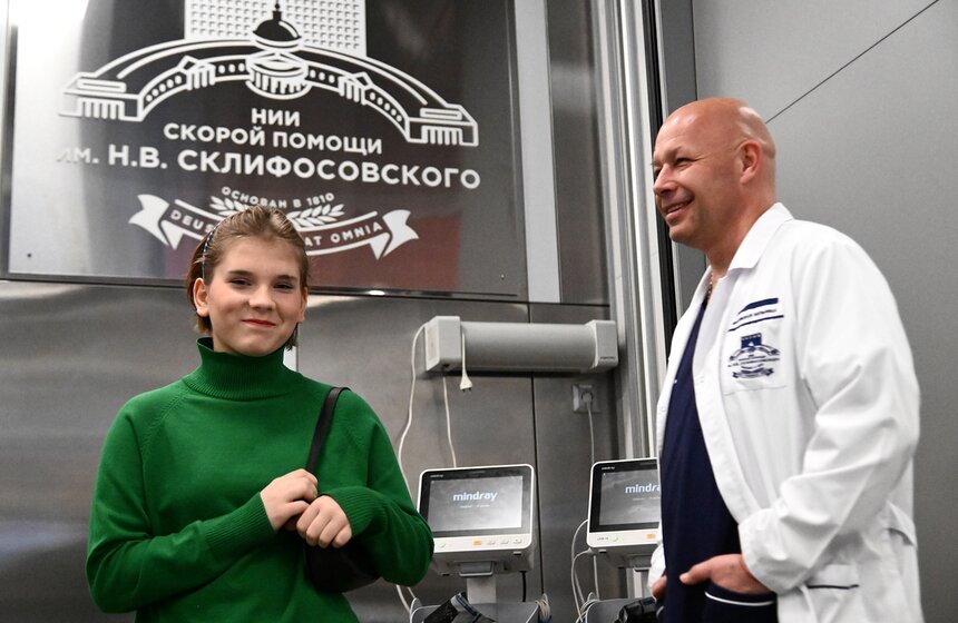 Школьница посетила экскурсию в НИИ имени Склифосовского в рамках акции "Добрая елка" 9 фото