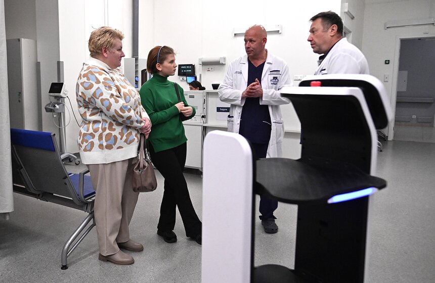 Школьница посетила экскурсию в НИИ имени Склифосовского в рамках акции "Добрая елка" 11 фото