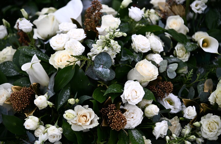 Продюсера и телеведущего Александра Олейникова похоронили на Троекуровском кладбище 33 фото