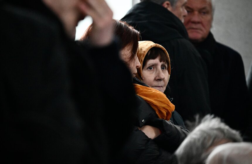 Продюсера и телеведущего Александра Олейникова похоронили на Троекуровском кладбище 19 фото