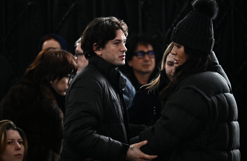 Продюсера и телеведущего Александра Олейникова похоронили на Троекуровском кладбище 14 фото