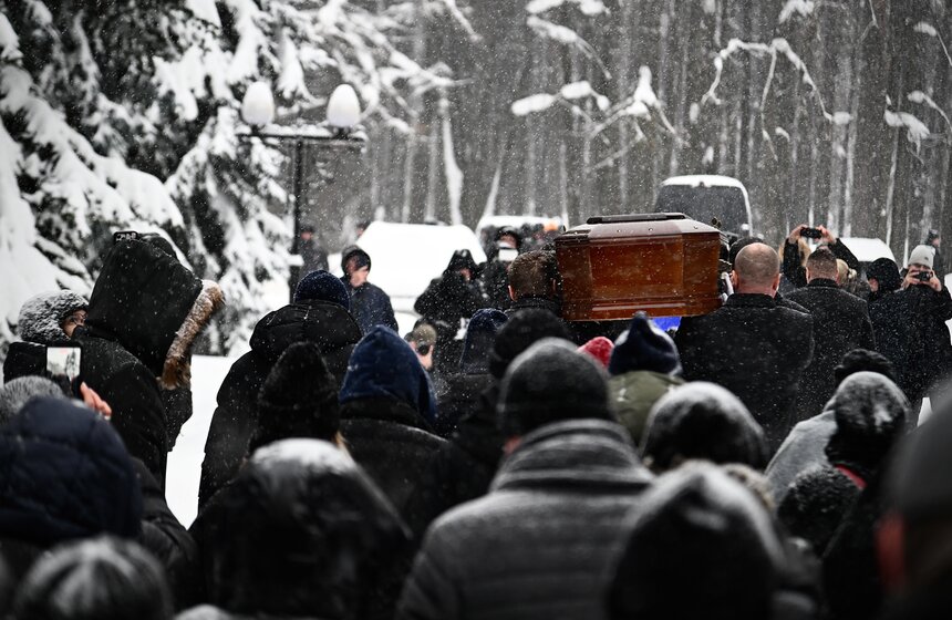 Продюсера и телеведущего Александра Олейникова похоронили на Троекуровском кладбище 27 фото