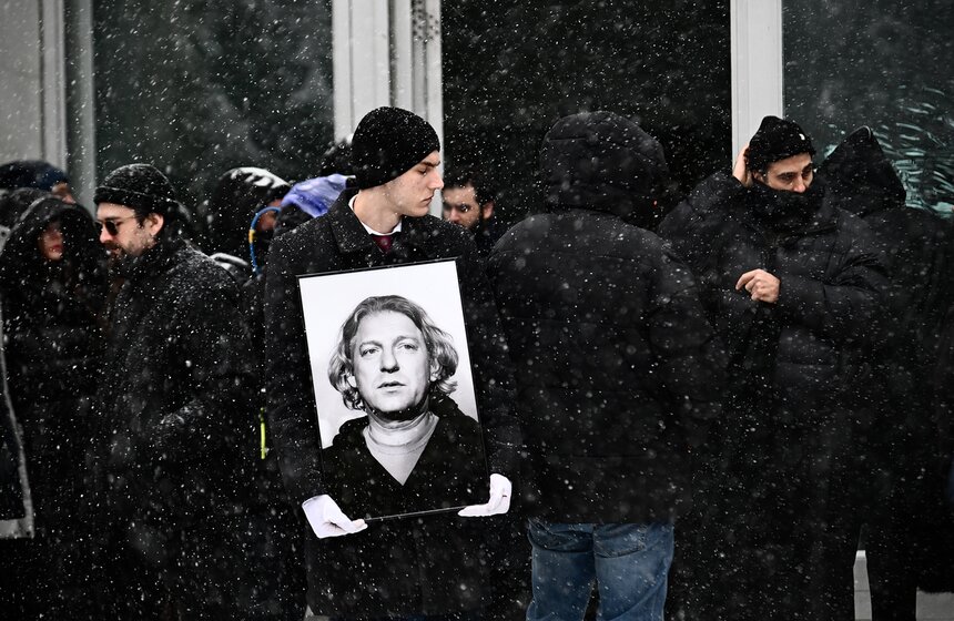 Продюсера и телеведущего Александра Олейникова похоронили на Троекуровском кладбище 22 фото