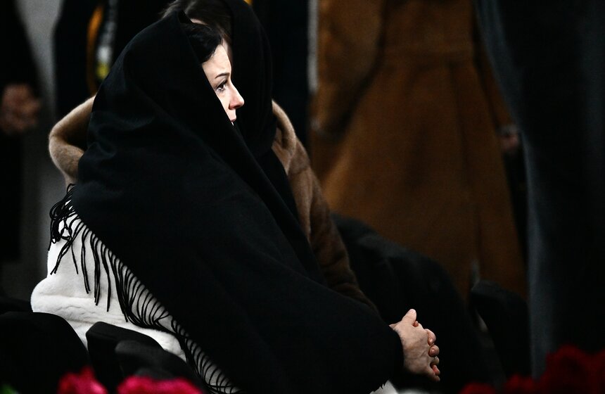 Продюсера и телеведущего Александра Олейникова похоронили на Троекуровском кладбище 12 фото