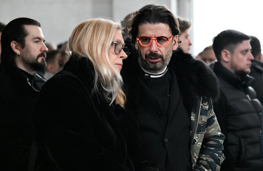 Продюсера и телеведущего Александра Олейникова похоронили на Троекуровском кладбище 18 фото