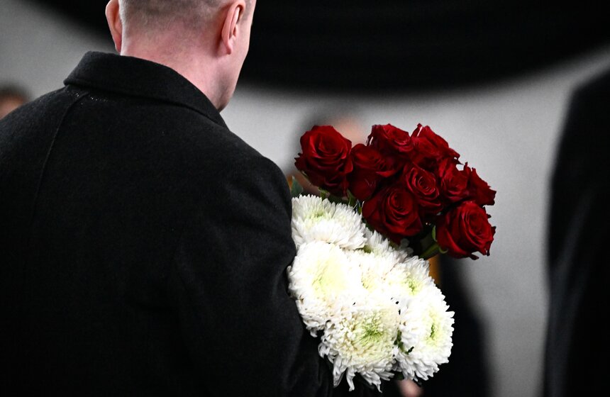 Продюсера и телеведущего Александра Олейникова похоронили на Троекуровском кладбище 6 фото