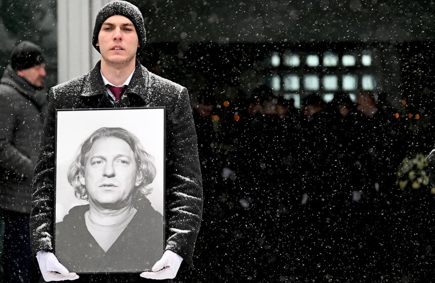 Продюсера и телеведущего Александра Олейникова похоронили на Троекуровском кладбище 25 фото