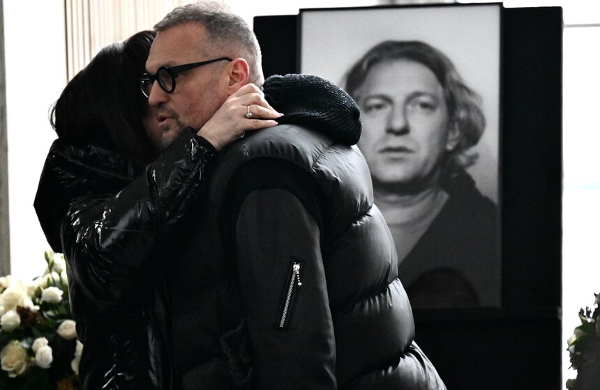 Продюсера и телеведущего Александра Олейникова похоронили на Троекуровском кладбище 13 фото