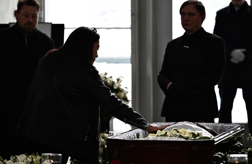 Продюсера и телеведущего Александра Олейникова похоронили на Троекуровском кладбище 20 фото