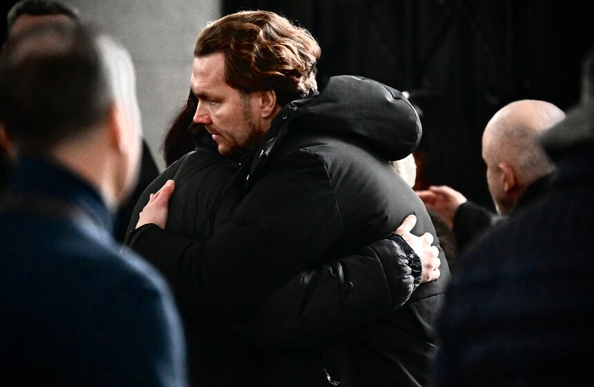 Продюсера и телеведущего Александра Олейникова похоронили на Троекуровском кладбище 10 фото