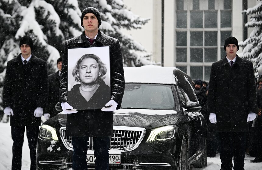 Продюсера и телеведущего Александра Олейникова похоронили на Троекуровском кладбище 29 фото